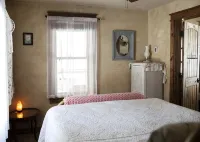 Charming Creekside 1940s Cottage, Kid/Dog Friendly - 2성급