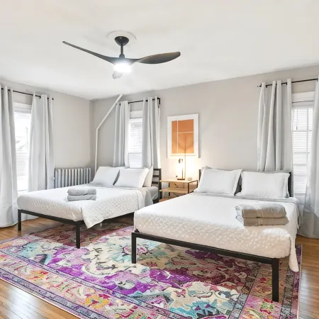 Saint James Manor - Sleeps 24 in Style & Comfort with Parking Hotels in Springfield