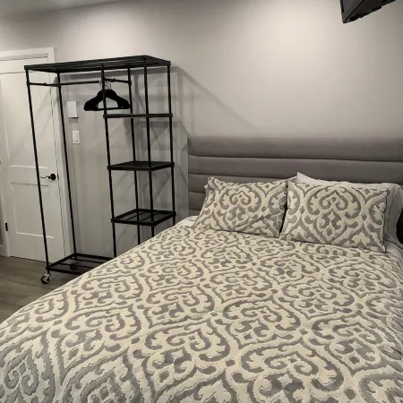 This cozy studio apartment has an ideal location in the heart of downtown.