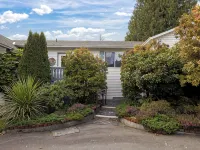 Oceanfront Inn:  Dock, Beach Access, & Free Kayaks! Hotels in Sooke