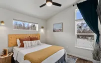 Cozy Bluff Getaway  with Hot Tub - 4 ดาว