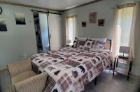 Charlie's Woodside Getaway-4 miles from the Dells! - Hytter