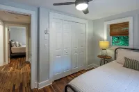 Newly renovated cottage, 5 min walk to town, dogs OK, fire pit, hot tub, wi-fi - Wifi