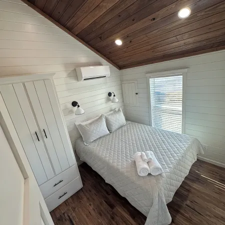 Cozy 101 Cabin 1 bdrm on Smith Lake Located beside Smith Lake Park Boat Ramp