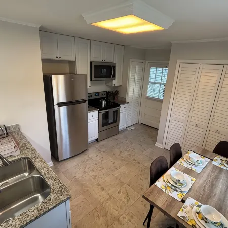 2 Bedroom, 1 Bath, Remodeled 1945 Cottage, 1000sq.ft. Two New Lux King Size Beds