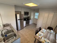 2 Bedroom, 1 Bath, Remodeled 1945 Cottage, 1000sq.ft. Two New Lux King Size Beds - 3-Star