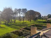 Apartment with beautiful view over a wooded park and a large terrace 아르종 호텔