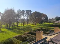 Apartment with beautiful view over a wooded park and a large terrace - 2성급