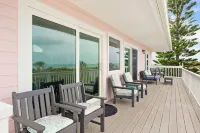 Tropical Elegance Meets Coastal Adventure at This Stunning Oceanfront Retreat! - ジャグジー