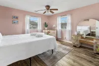 3 Bedroom Mimosa Pool Oasis, Sleeps 8, Outdoor Shower &Hot Tub.Dog & EV Friendly