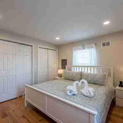 Sunny Downtown 2BR w/ Parking Rooms