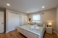 Sunny Downtown 2BR w/ Parking - 4성급