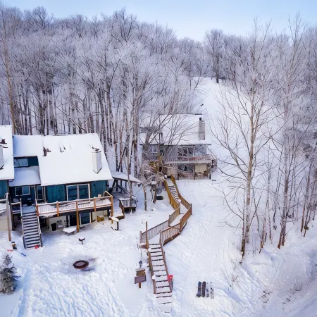Ski-in ski-out 3 Bdrm Chalet w sauna on slopes & lake - Sleeps 8
