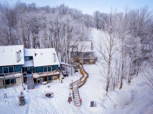Ski-in ski-out 3 Bdrm Chalet w sauna on slopes & lake - Sleeps 8 - Hytter