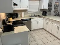 Adorable 3 bedroom attached cottage in quiet spot. - Wifi