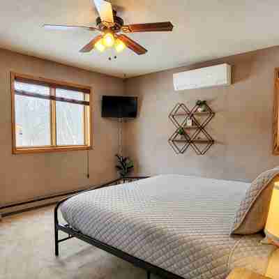 Breezy Hills - Unit 1; Lake Bemidji, King Bed, Kayaks, PB Trail Private Access Rooms