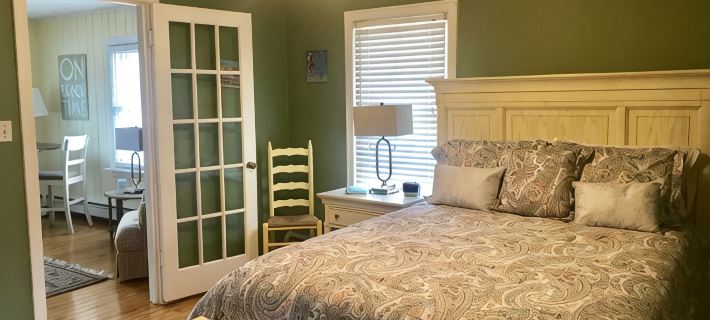 TOP NOTCH NESTING @ ♥️ of DOWNTOWN w SEASONAL WATERFRONT POOL & HOT TUB ACCESS❣️ Hotels in Saugatuck