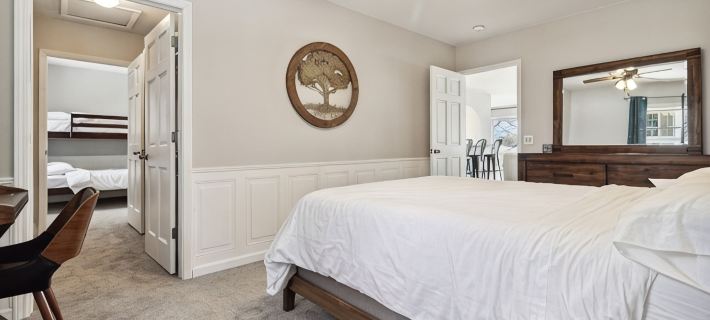 Amazing lake views for the perfect family getaway at the Lake Thirteen Retreat! Hotels in Clare County