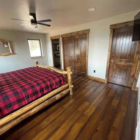 Spacious, 3 bedroom private cabin on 6 acres. Near Mickelson trail & Deadwood
