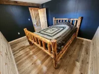 Larsen Rustic Secluded Log Cabin W/Outdoor Hot Tub - Chalets