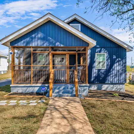 New Guntersville lake cottage - walking distance to lake and minutes to downtown