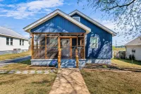 New Guntersville lake cottage - walking distance to lake and minutes to downtown - 3성급