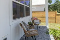 Oasis by the Beach, 2 master Suites, 2 living rooms, Heated pool, steps to ocean - Strand