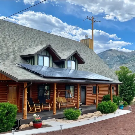 Spacious Chic Cabin with Gorgeous Views, Outdoor Lounge, Family Friendly