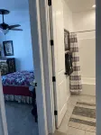 Lakeside 1 Bedroom Apt w/ living room, kitchenette and laundry - 레지던스
