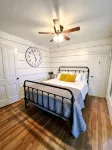 Gorgeous downtown beauty! 2min walk to local restaurant's/Main Street Montrose - 3-Star