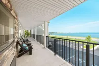 Gold Coast Inn ⁀➷ Breathtaking Sunsets ➠ Standard Lake View Room ➠ 106 - parking