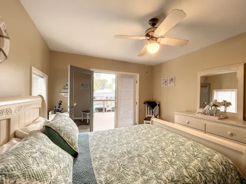 Sept Blow Out Sale! 4 Bedrooms, Decks 2 Docks, 400FT of Shore. Trailer Parking - balcony