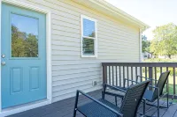 NEW! Scandinavian Cottage in Duke~King Bed - balcony