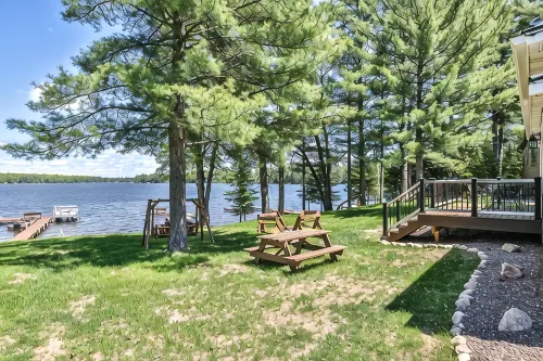 Cedar Lodge: Lakefront Cabin - Wi-Fi, Free Firewood, Generator, No Cleaning Fee! - con encanto