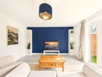 4 Bed Modern Spacious House | Parking x3 | EV Charger - WiFi