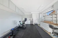 Remodeled beach house, 3-minute walk to sand, Main St. restaurants and shopping - Wifi