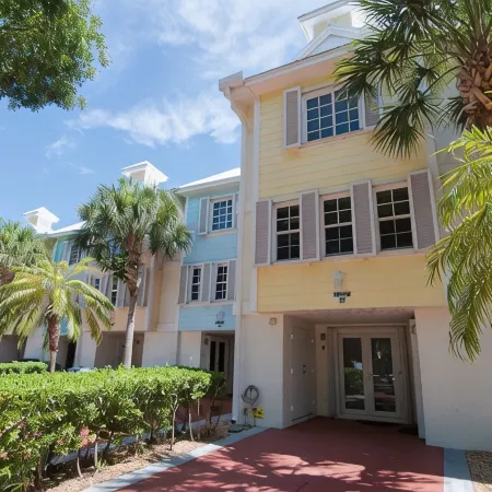 Relaxing Spacious Vacation Home: Amazing Oceanside Pools, Jacuzzi, WiFi, & More