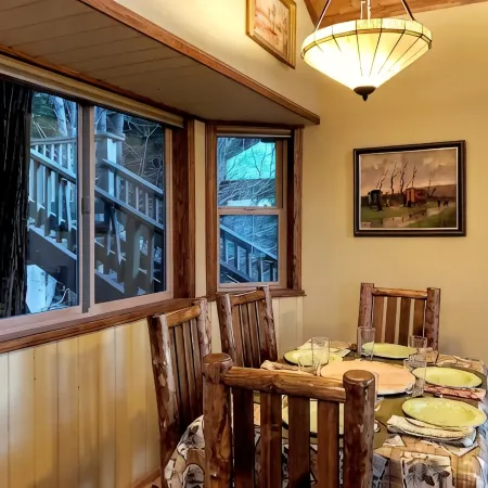 Peaceful Cozy Cabin Amongst the Trees with View of Lake Arrowhead
