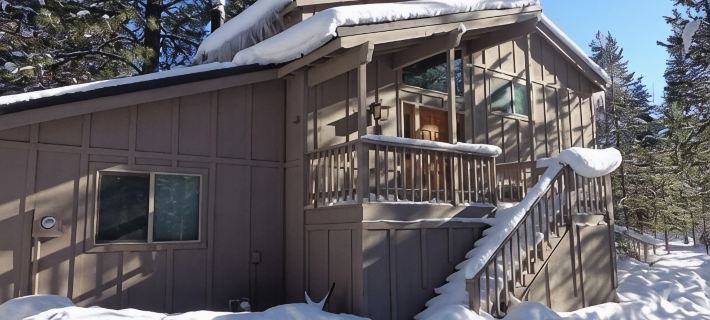 Tranquil, well-kept Cabin with Log Furniture & SHARC passes at 1, Whistling Swan サンリヴァーのホテル