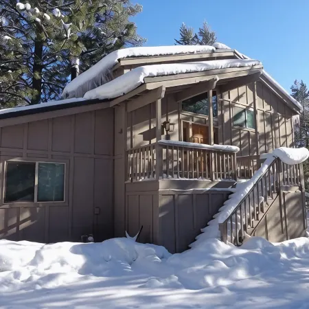 Tranquil, well-kept Cabin with Log Furniture & SHARC passes at 1, Whistling Swan