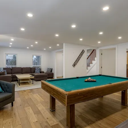 Modern 7Bd/3Ba Mountain Chalet w/ Hot tub, 3 minutes from Okemo