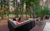 5-star family home with game room, private hot tub, summer pool, near the lake! - 4つ星