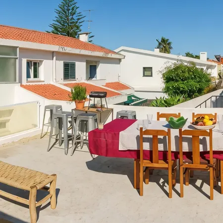 5-bedroom beach house ideal for groups 5 min walk from Carcavelos beach