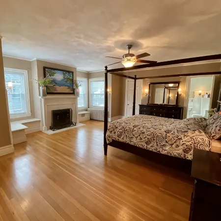 Beautiful, large, historic 6 bedroom home. Hotels in Oswego
