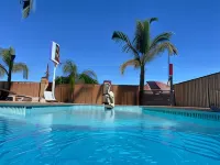 Philadelphia Motor Inn - Pools