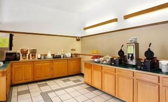 Airport Fargo Hotel - Housity