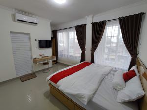 RedDoorz Near Rita Super Mall Purwokerto