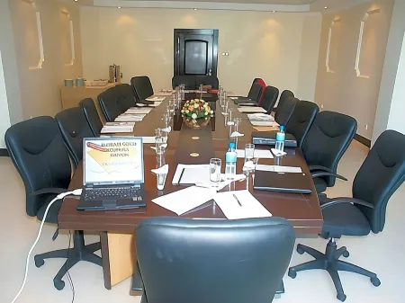 Mayfair Hotel Отели рядом с достопримечательностью «Остров Мбудья»