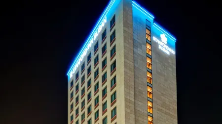 Stanford Hotel Busan Отели рядом с достопримечательностью «Площадь БИФФ»