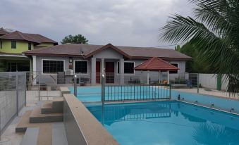 Mri Residence - Homestay in Sg Buloh with Swimming Pool - No Pork&Alcohol Allowed